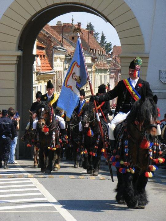 Suri Guesthouse Braşov Buitenkant foto